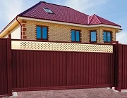 Какие комплектующие требуются для забора из профнастила Какие комплектующие требуются для забора из профнастила